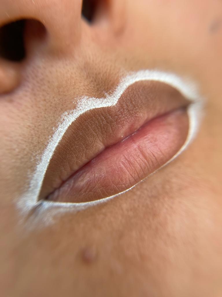 White Liner Pencil for Pre Draw